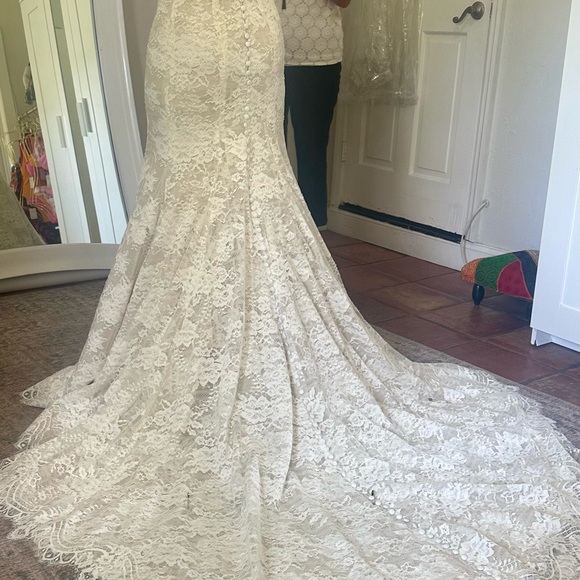 Monique lHuillier Wedding Dress - Picture 3 of 4